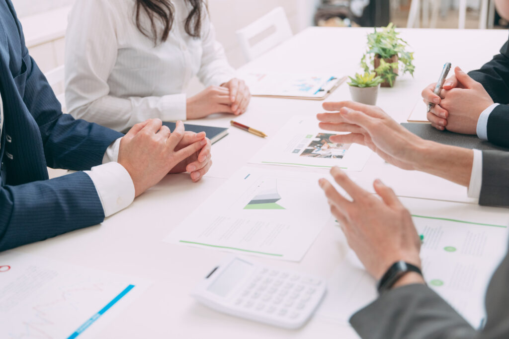 社員が会議を行なっている様子